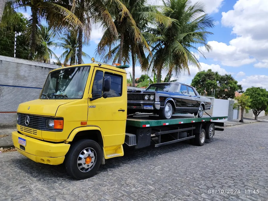 Guincho amarelo da Transotto rebocando carro em Campina Grande