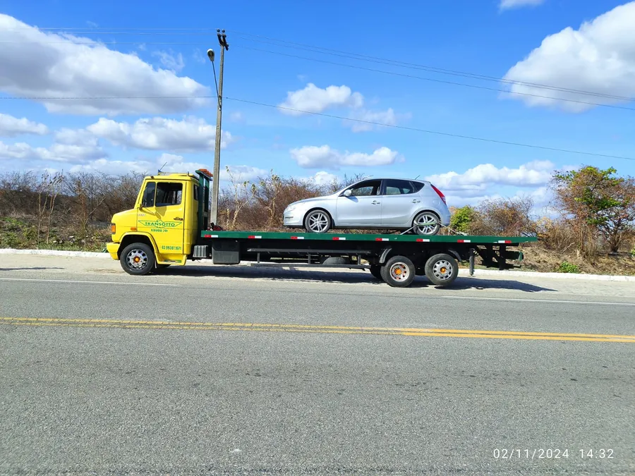Transotto rebocando carro na rodovia da Paraíba