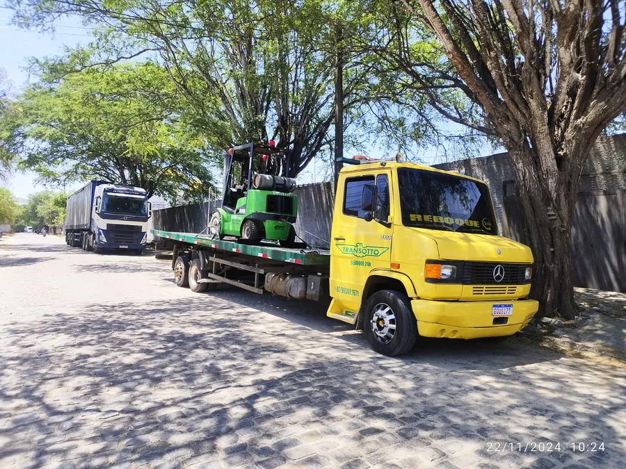 Guincho Transotto transportando empilhadeira