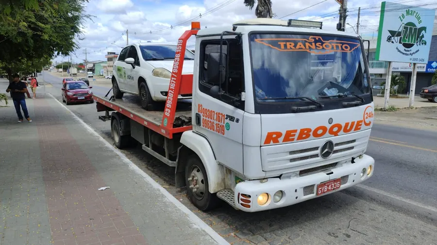 Guincho Transotto rebocando carro de passeio
