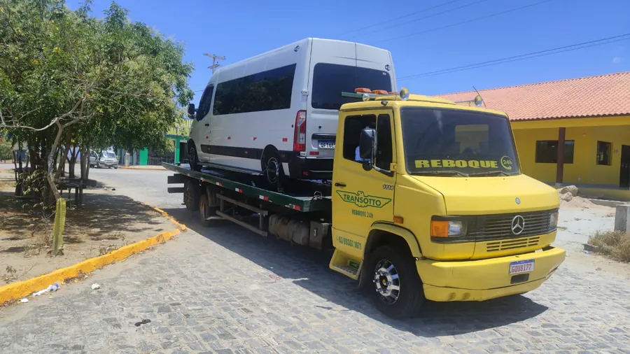 Transotto rebocando van em atendimento na Paraíba