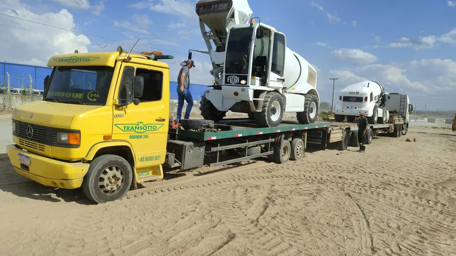 Transotto transportando betoneira em Campina Grande