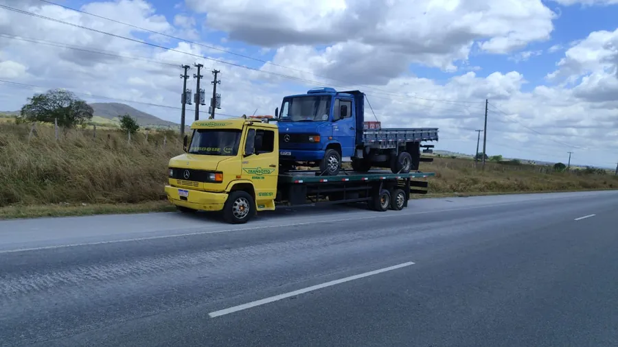 Guincho Transotto rebocando caminhão em rodovia na Paraíba